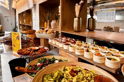 Miniature Traiteur Paris 20 (Paris) - Atelier des Sens #11 Plateau de charcuterie, fromages, pains et condiments disposés sur une table pour un repas convivial.