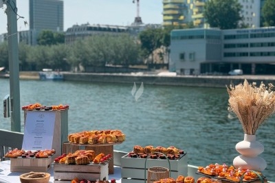 Miniature Traiteur Paris 20 (Paris) - Atelier des Sens #25 Plateau de charcuterie, fromages, pains et condiments disposés sur une table pour un repas convivial.