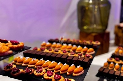 Miniature Traiteur Paris 20 (Paris) - Atelier des Sens #27 Plateau de charcuterie, fromages, pains et condiments disposés sur une table pour un repas convivial.