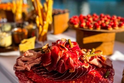 Miniature Traiteur Paris 20 (Paris) - Atelier des Sens #34 Plateau de charcuterie, fromages, pains et condiments disposés sur une table pour un repas convivial.