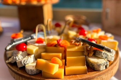 Miniature Traiteur Paris 20 (Paris) - Atelier des Sens #38 Plateau de charcuterie, fromages, pains et condiments disposés sur une table pour un repas convivial.