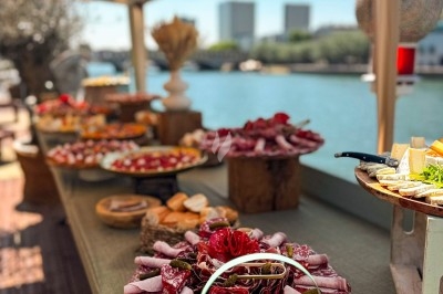 Miniature Traiteur Paris 20 (Paris) - Atelier des Sens #44 Plateau de charcuterie, fromages, pains et condiments disposés sur une table pour un repas convivial.