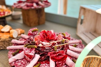 Miniature Traiteur Paris 20 (Paris) - Atelier des Sens #23 Plateau de charcuterie, fromages, pains et condiments disposés sur une table pour un repas convivial.