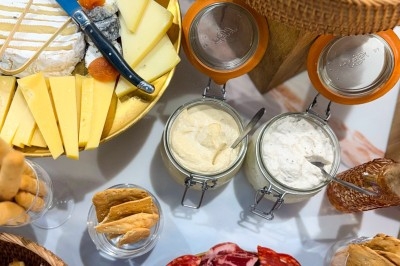 Miniature Traiteur Paris 20 (Paris) - Atelier des Sens #45 Plateau de charcuterie, fromages, pains et condiments disposés sur une table pour un repas convivial.