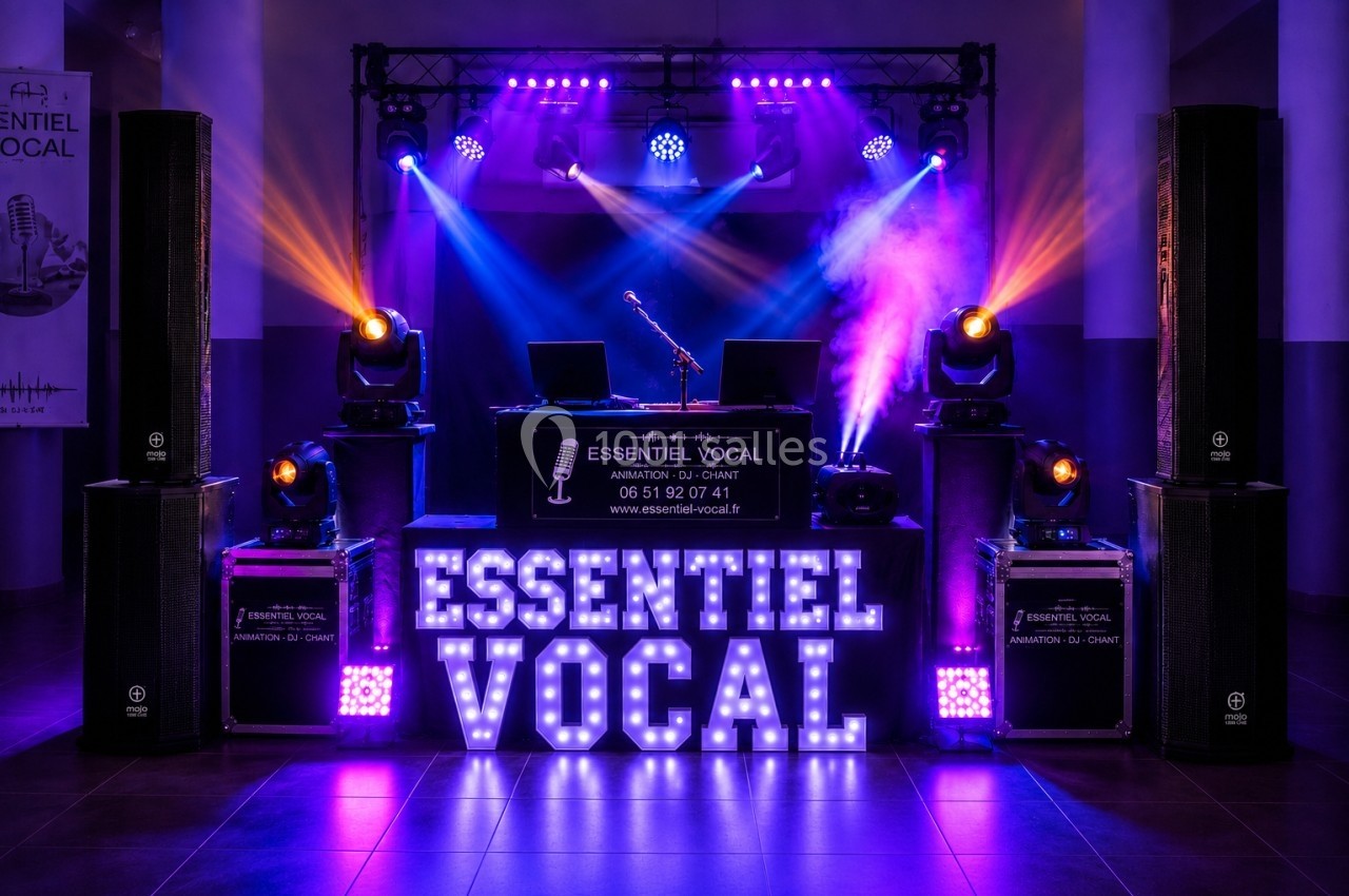 Installation de matériel de sonorisation et éclairage coloré avec une enseigne lumineuse ’Essentiel Vocal’.