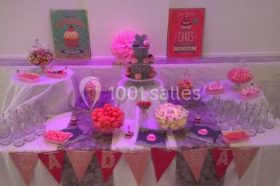 Verrines colorées et cocktails fruités disposés sur une table lors d'un événement ou d'une réception.