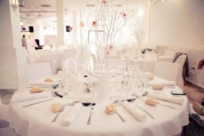 Verrines colorées et cocktails fruités disposés sur une table lors d'un événement ou d'une réception.