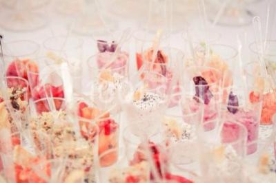 Verrines colorées et cocktails fruités disposés sur une table lors d'un événement ou d'une réception.