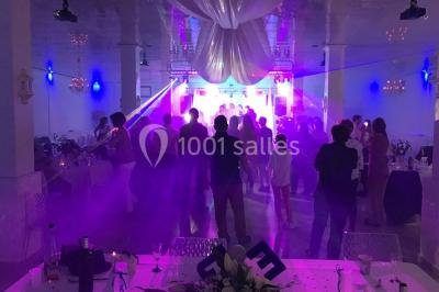 Verrines colorées et cocktails fruités disposés sur une table lors d'un événement ou d'une réception.