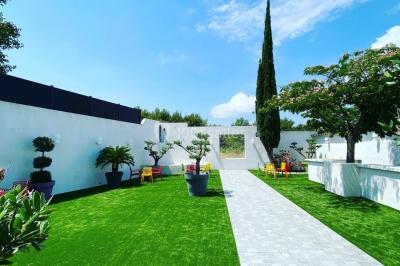 Verrines colorées et cocktails fruités disposés sur une table lors d'un événement ou d'une réception.