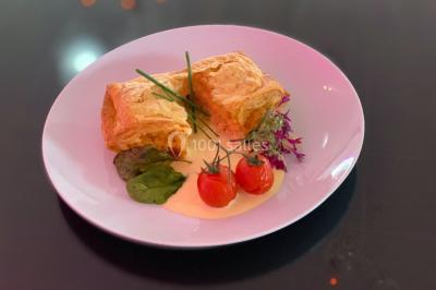 Verrines colorées et cocktails fruités disposés sur une table lors d'un événement ou d'une réception.