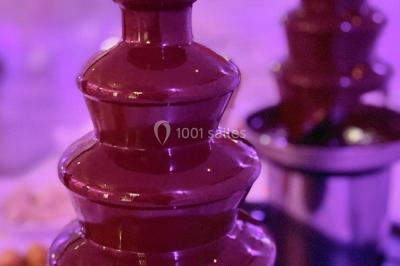 Verrines colorées et cocktails fruités disposés sur une table lors d'un événement ou d'une réception.