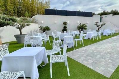 Verrines colorées et cocktails fruités disposés sur une table lors d'un événement ou d'une réception.