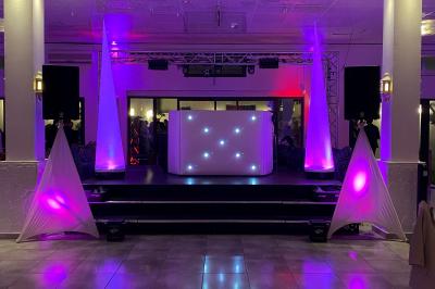 Verrines colorées et cocktails fruités disposés sur une table lors d'un événement ou d'une réception.