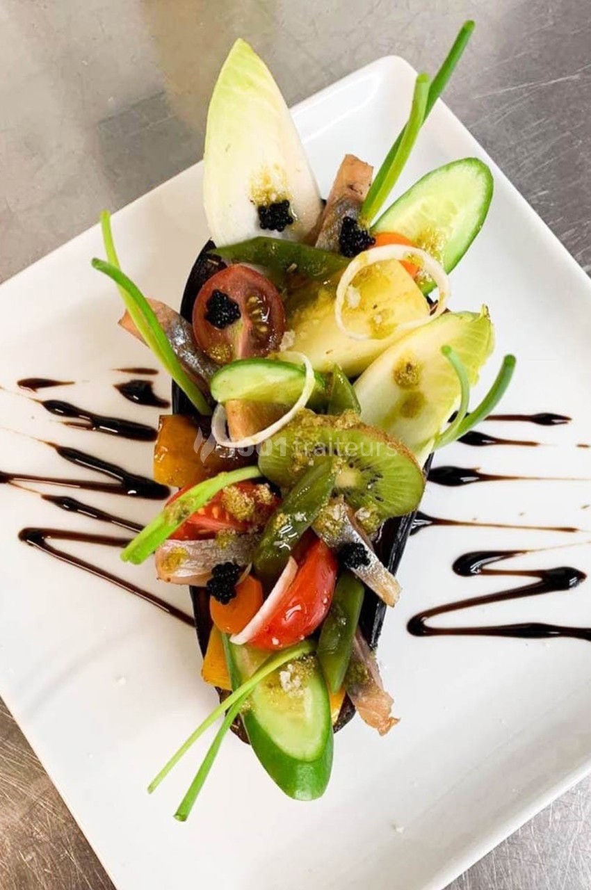 Assiette gastronomique composée de légumes frais, caviar, et sauce balsamique sur une présentation soignée.