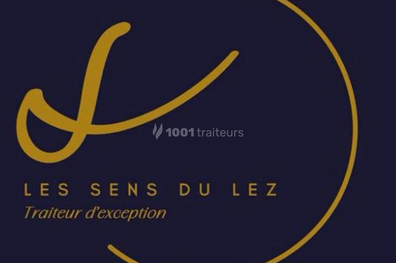 Logo du traiteur ’Les Sens du Lez’ avec un design doré sur fond noir.