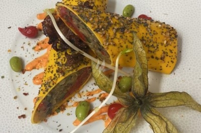 Miniature Traiteur Saint-Jean-de-Védas (Hérault) - Les Sens du Lez #9 Tartare de saumon dressé avec des pousses et des herbes fraîches, entouré de traits de sauce balsamique.