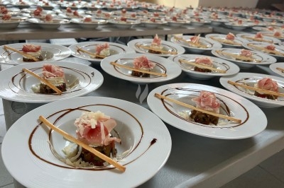 Miniature Traiteur Saint-Jean-de-Védas (Hérault) - Les Sens du Lez #34 Tartare de saumon dressé avec des pousses et des herbes fraîches, entouré de traits de sauce balsamique.