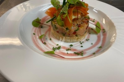 Miniature Traiteur Saint-Jean-de-Védas (Hérault) - Les Sens du Lez #37 Tartare de saumon dressé avec des pousses et des herbes fraîches, entouré de traits de sauce balsamique.
