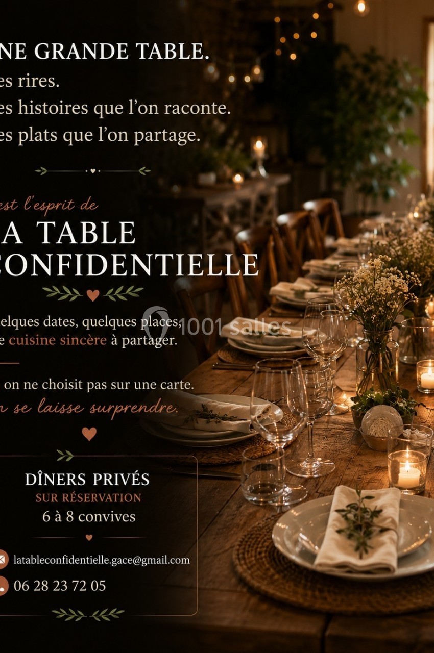 Table dressée avec vaisselle élégante, bougies allumées et décor chaleureux pour un dîner privé convivial.