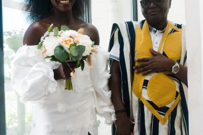 Miniature Rayon des Lys #3 Un couple échange des alliances lors d'une cérémonie de mariage dans une salle aux murs en pierre.