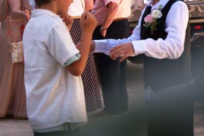 Miniature Rayon des Lys #6 Un couple échange des alliances lors d'une cérémonie de mariage dans une salle aux murs en pierre.