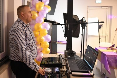 Miniature DJ Muttersholtz (Bas-Rhin) - Dj Fred Animation #3 Mur décoratif noir pailleté avec ballon dorés et violets, et inscription ’Joyeux anniversaire Johann 18 ans’.