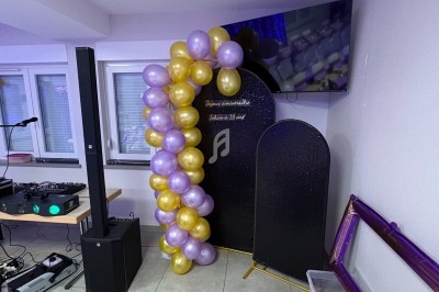 Miniature DJ Muttersholtz (Bas-Rhin) - Dj Fred Animation #6 Mur décoratif noir pailleté avec ballon dorés et violets, et inscription ’Joyeux anniversaire Johann 18 ans’.