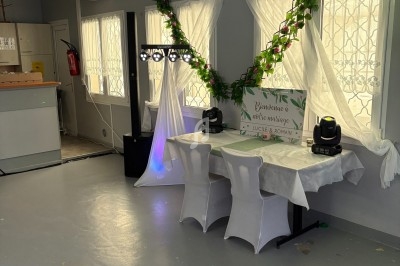 Miniature DJ Muttersholtz (Bas-Rhin) - Dj Fred Animation #18 Mur décoratif noir pailleté avec ballon dorés et violets, et inscription ’Joyeux anniversaire Johann 18 ans’.