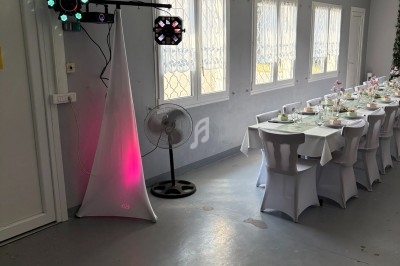 Miniature DJ Muttersholtz (Bas-Rhin) - Dj Fred Animation #19 Mur décoratif noir pailleté avec ballon dorés et violets, et inscription ’Joyeux anniversaire Johann 18 ans’.