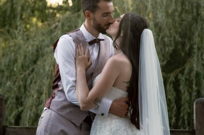 Femme de profil se faisant maquiller les lèvres avec un pinceau dans un cadre lumineux.