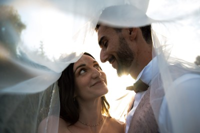 Femme de profil se faisant maquiller les lèvres avec un pinceau dans un cadre lumineux.