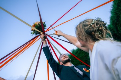 Femme de profil se faisant maquiller les lèvres avec un pinceau dans un cadre lumineux.