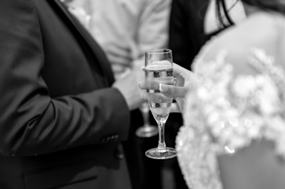Femme de profil se faisant maquiller les lèvres avec un pinceau dans un cadre lumineux.