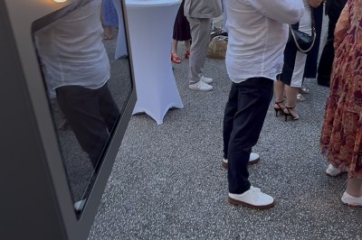 Miniature GFE LOC Photobooth #5 Des jeunes utilisent une borne photo lors d'une fête, avec des ballons dorés formant le chiffre 18 en arrière-plan.