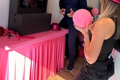 Miniature GFE LOC Photobooth #2 Des jeunes utilisent une borne photo lors d'une fête, avec des ballons dorés formant le chiffre 18 en arrière-plan.
