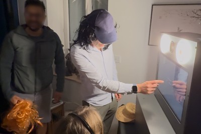Miniature GFE LOC Photobooth #11 Des jeunes utilisent une borne photo lors d'une fête, avec des ballons dorés formant le chiffre 18 en arrière-plan.