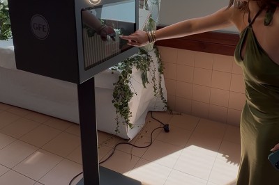 Miniature GFE LOC Photobooth #14 Des jeunes utilisent une borne photo lors d'une fête, avec des ballons dorés formant le chiffre 18 en arrière-plan.