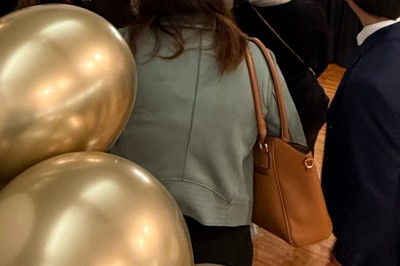Miniature GFE LOC Photobooth #15 Des jeunes utilisent une borne photo lors d'une fête, avec des ballons dorés formant le chiffre 18 en arrière-plan.
