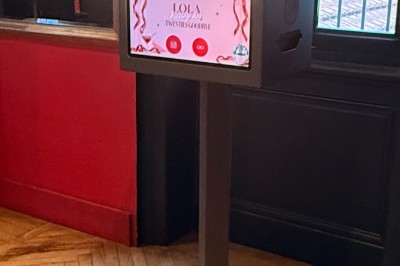Miniature GFE LOC Photobooth #16 Des jeunes utilisent une borne photo lors d'une fête, avec des ballons dorés formant le chiffre 18 en arrière-plan.