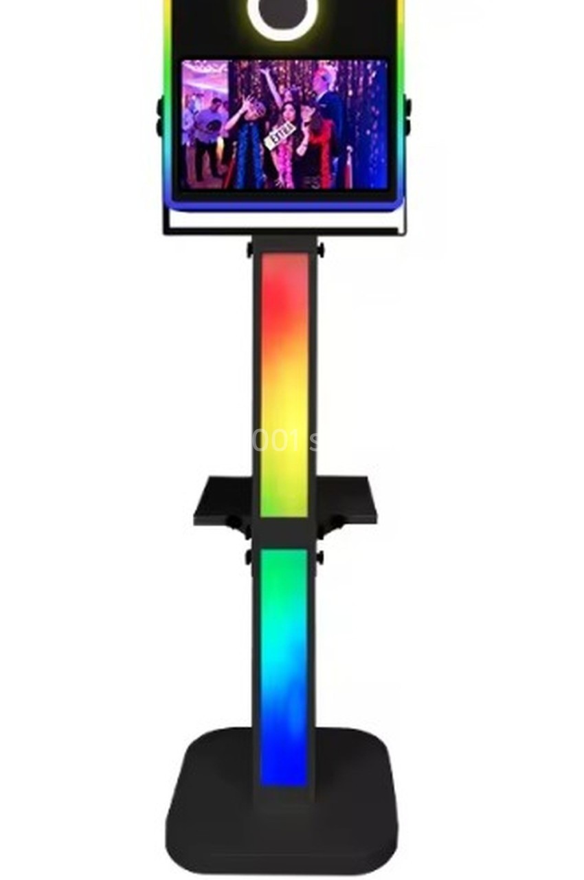 Borne photo sur pied avec écran, anneau lumineux et éclairage LED coloré, utilisée pour des événements festifs.