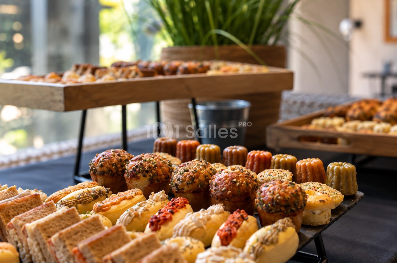 Plateau de pâtisseries et viennoiseries assortis en vitrine - muffins, éclairs, canistrelli et madeleine.