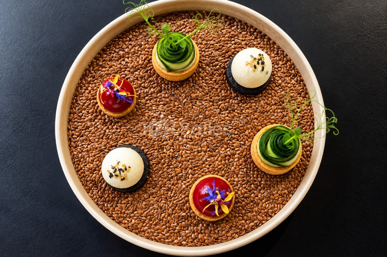Assiette de présentation avec lit de lentilles corail, six petits desserts aux décors variés et garnish végétal.
