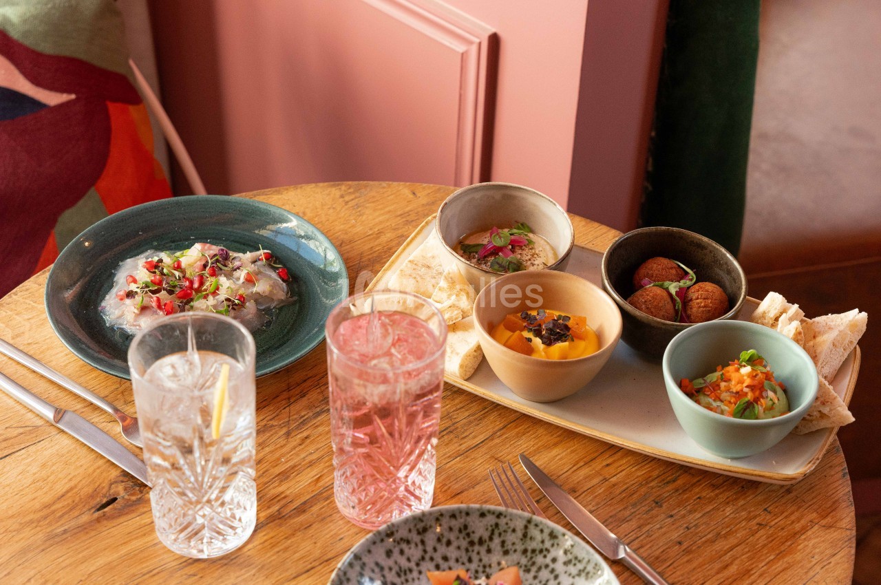 Assiettes raffinées et verres sur table en bois - cuisine gastronomique servie en intérieur.