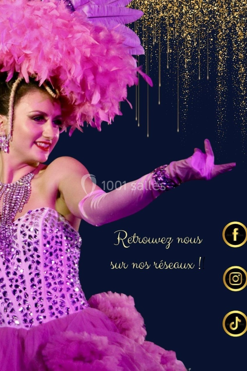 Danseuse en costume rose à plumes sur fond sombre, avec icônes de réseaux sociaux et texte ’Retrouvez nous sur nos réseaux…