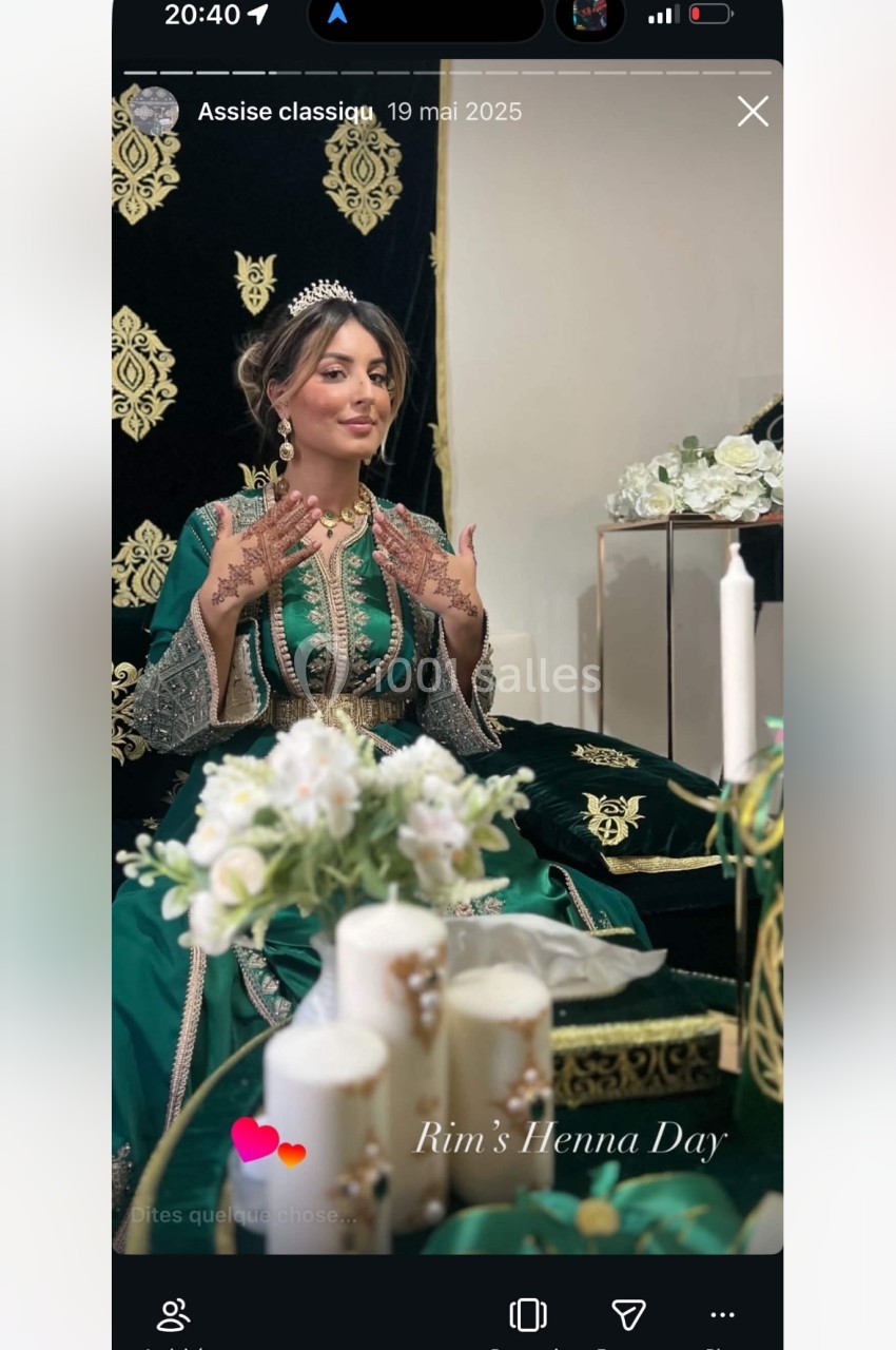 Femme en tenue traditionnelle verte et dorée, assise sur un fauteuil décoré, entourée de bougies et motifs orientaux.
