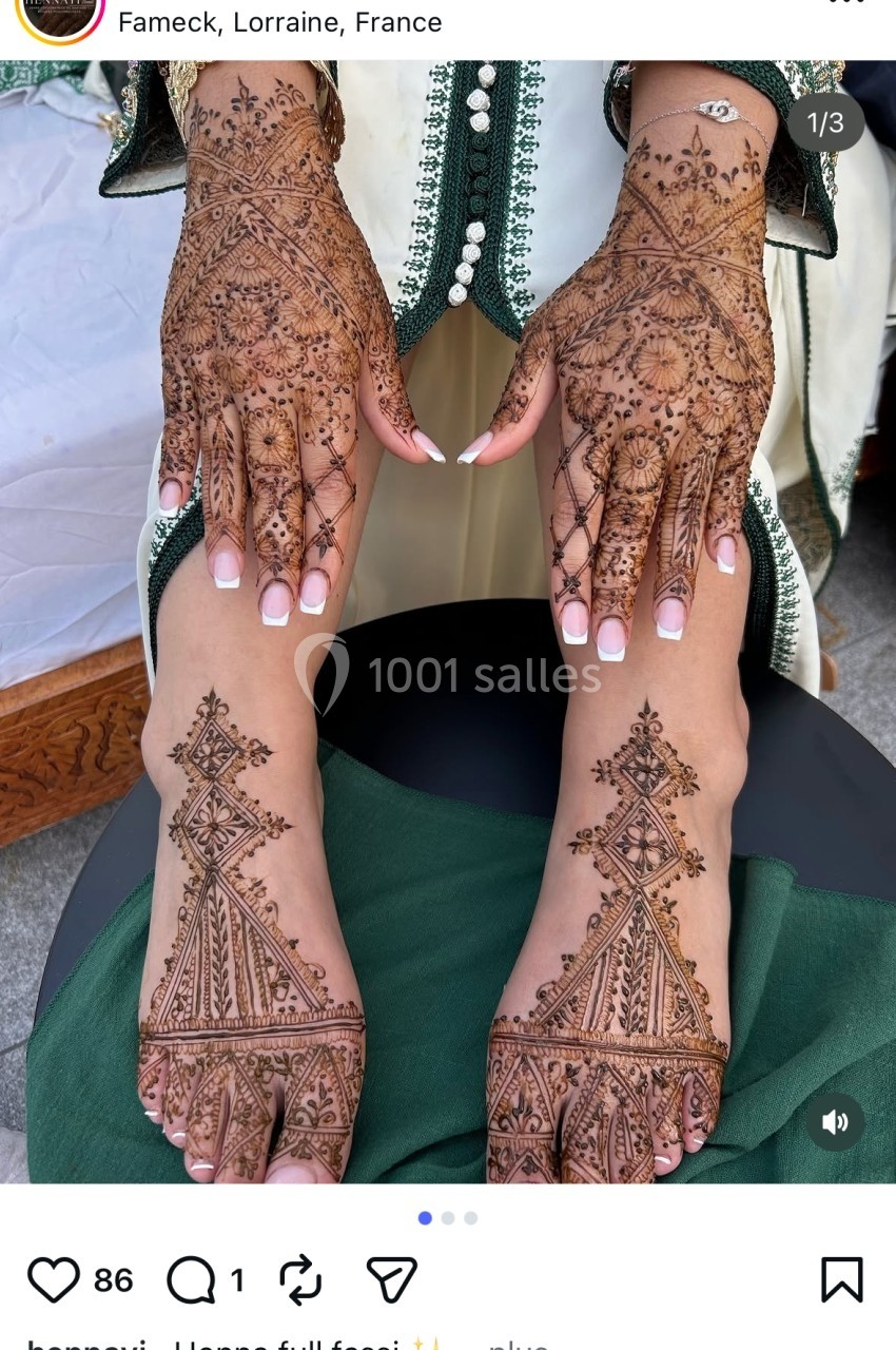 Décorations au henné détaillées sur les mains et pieds d'une personne, avec une tenue traditionnelle en arrière-plan.