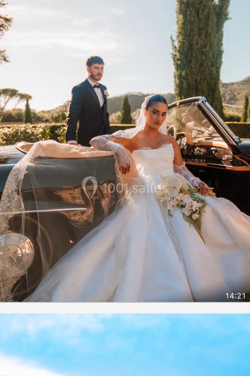 1. Un couple en tenue de mariage pose près d'une voiture ancienne dans un cadre extérieur ensoleillé. 2. Un couple en tenue…