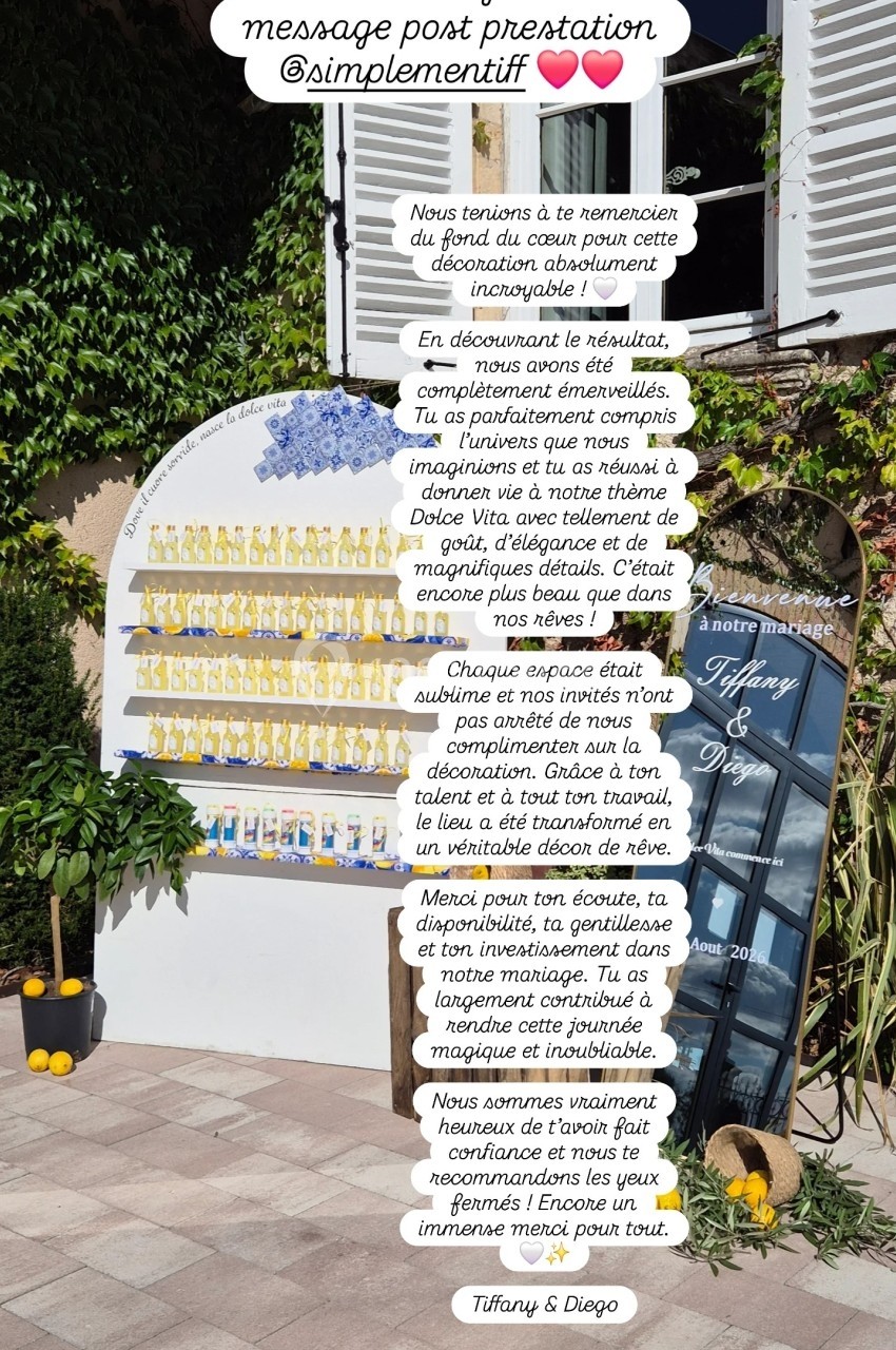 Mur décoratif avec des bouteilles jaunes alignées, miroir avec texte et plantes grimpantes en arrière-plan.