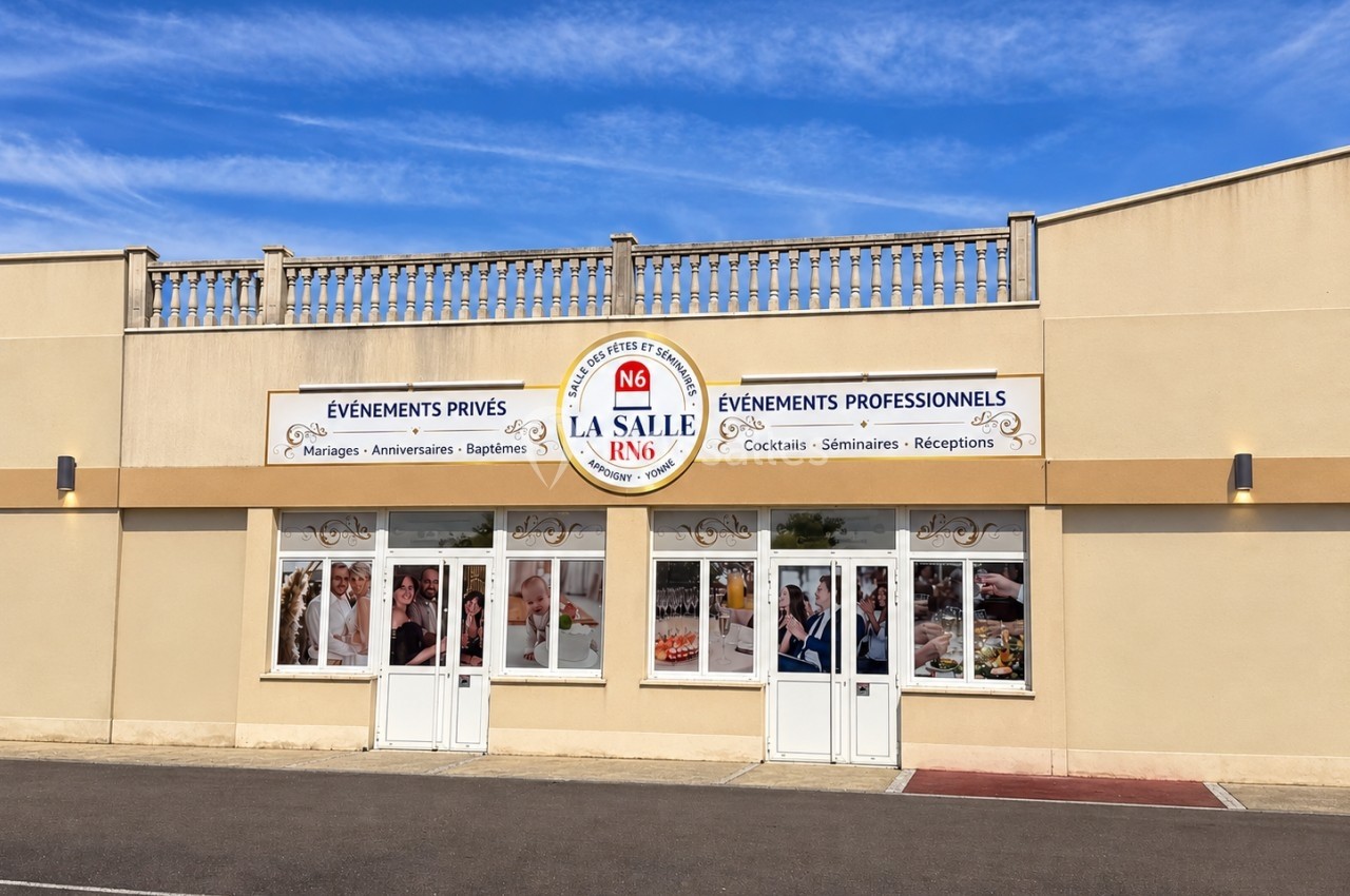 Façade d'une salle événementielle avec enseignes mentionnant mariages, séminaires et autres réceptions.